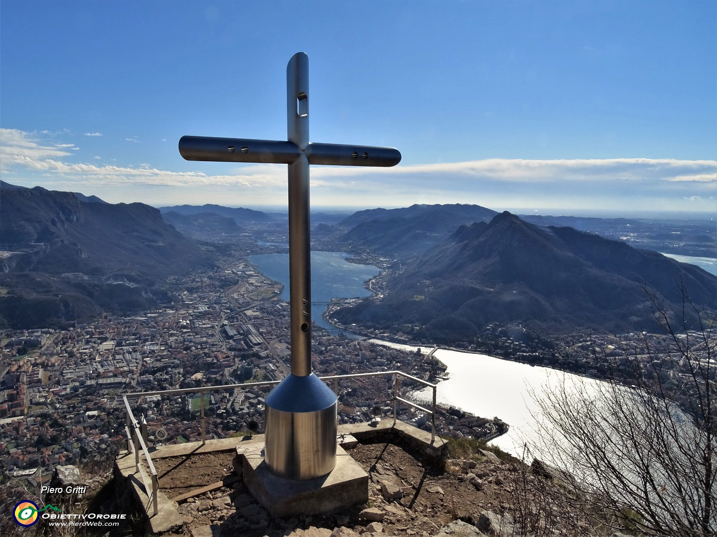 04 Sole e vento con vista spettacolare dal crocione del San Martino su Lecco, i suoi laghi , i suoi monti.JPG -                                